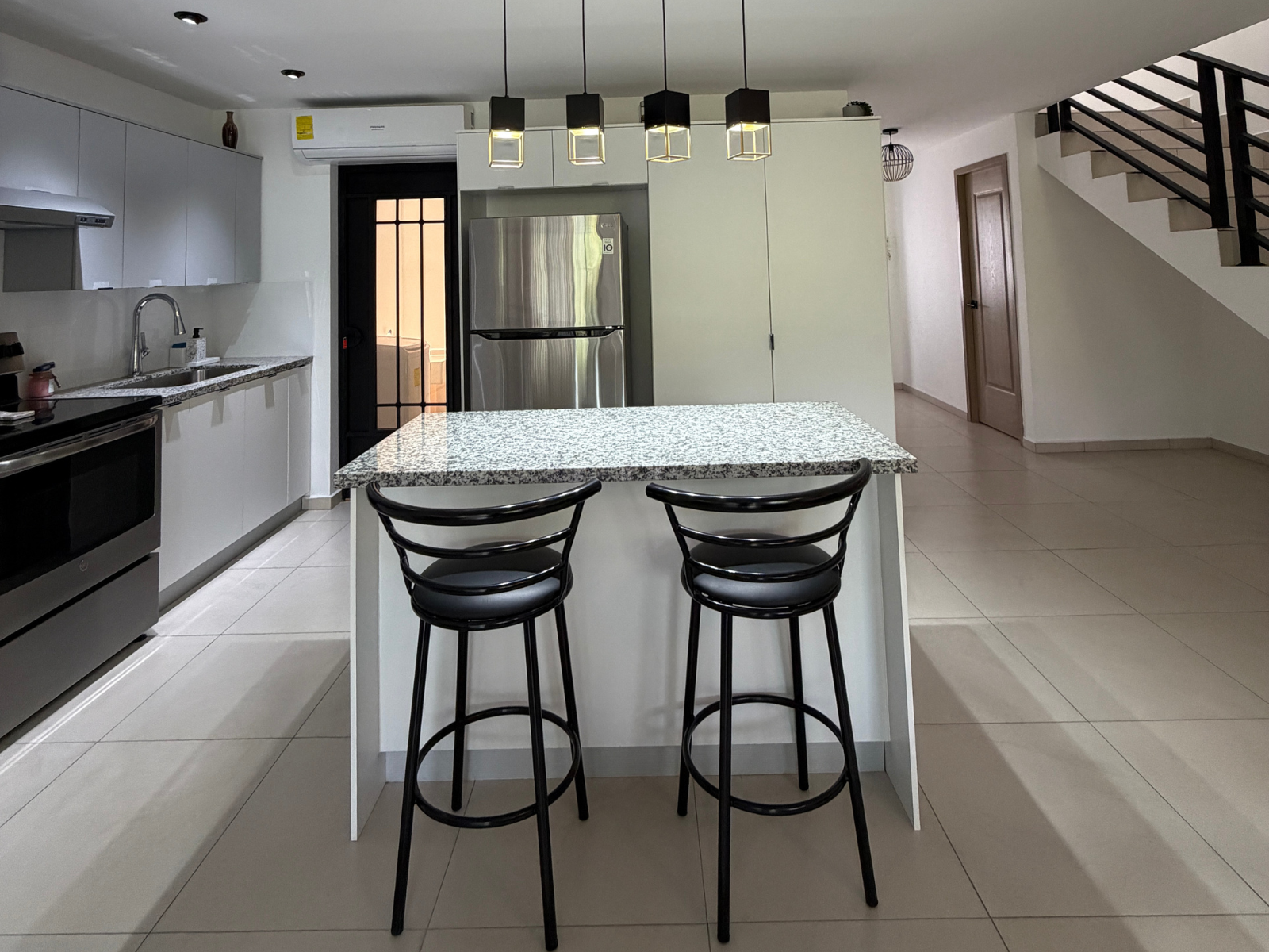 DR853-16 RESIDENCIA AMUEBLADA EN ANTIBES l, COLONIA ESCALON, SAN SALVADOR