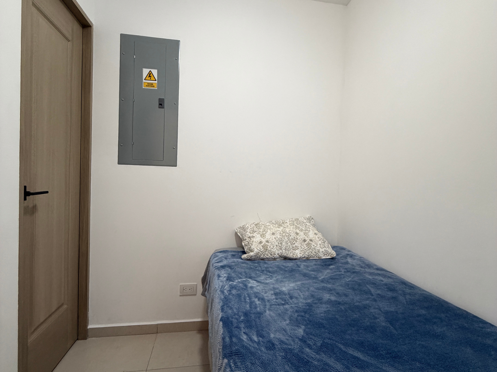 DR853-26 RESIDENCIA AMUEBLADA EN ANTIBES l, COLONIA ESCALON, SAN SALVADOR