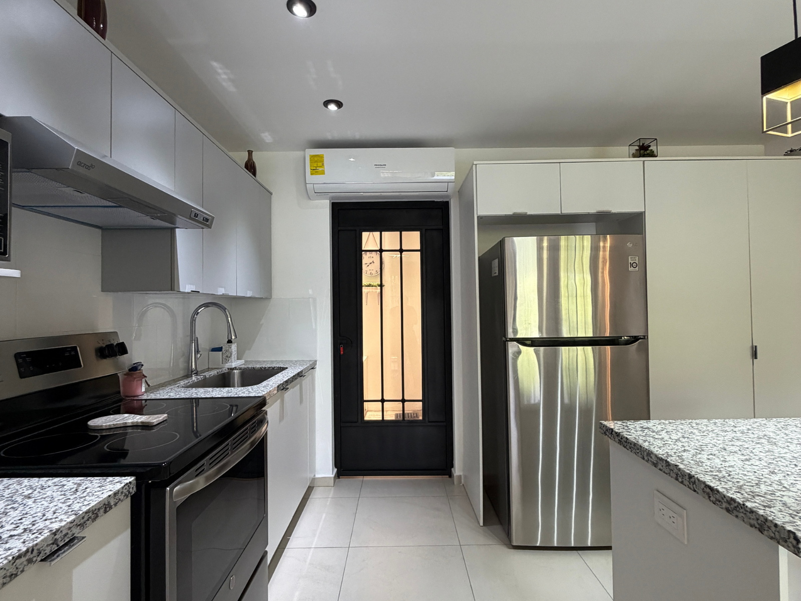 DR853-29 RESIDENCIA AMUEBLADA EN ANTIBES l, COLONIA ESCALON, SAN SALVADOR