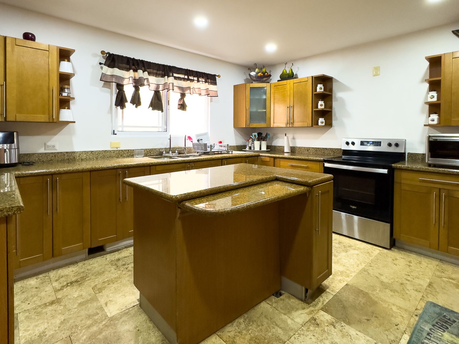 RESIDENCIA EXCLUSIVA EN NUEVO CUSCATLÁN