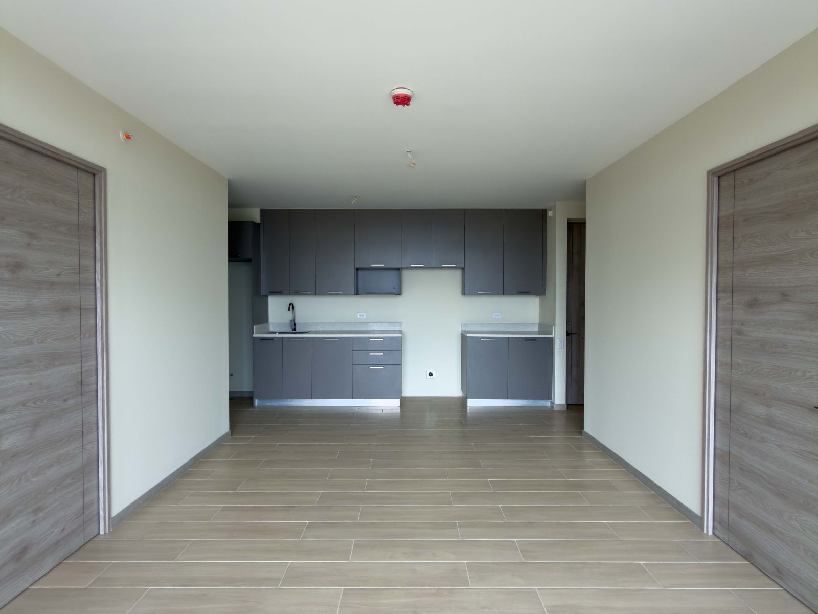 DAA851- 4 APARTAMENTO EN TORRE AVITAT DÚO NIVEL 4, COLONIA ESCALÓN, SAN SALVADOR