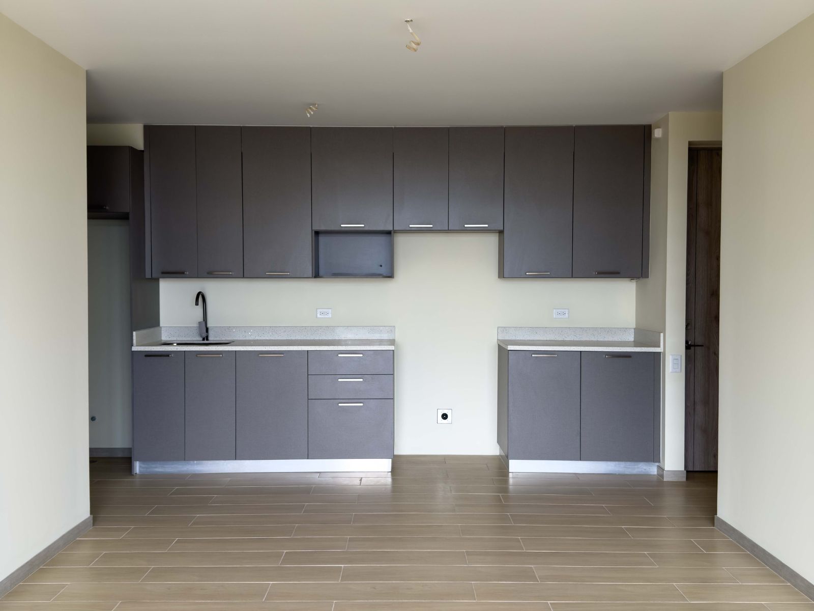 DAA851- 6 APARTAMENTO EN TORRE AVITAT DÚO NIVEL 4, COLONIA ESCALÓN, SAN SALVADOR