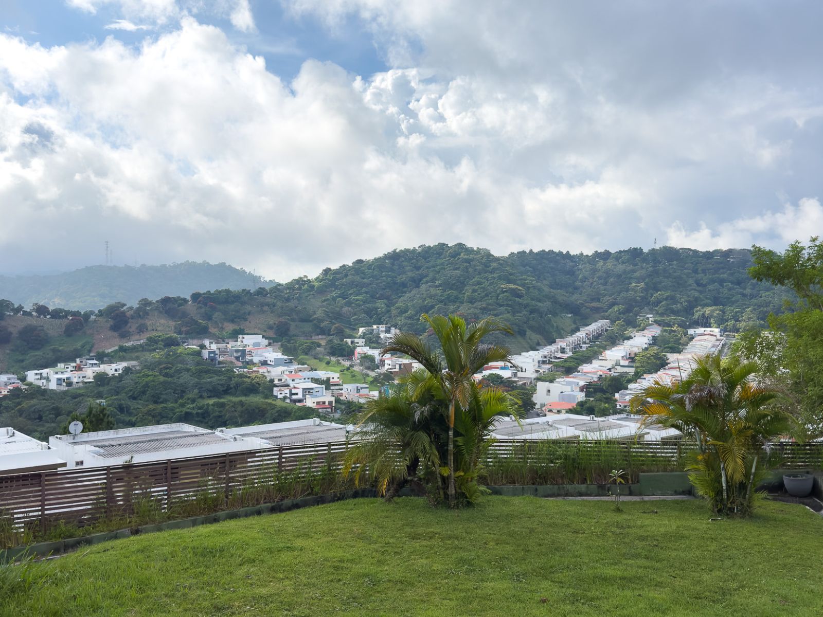 RESIDENCIA EXCLUSIVA EN NUEVO CUSCATLÁN
